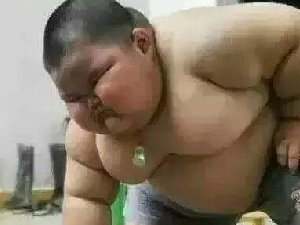 儿童小胖子搞笑图 吃太多就是这个下场了