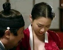 这角度好像在摸胸