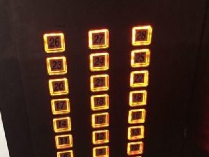 坐电梯最烦碰到这种的2B行为 同意的赞