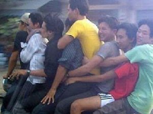 开挂摩托车载人 怎么感觉有爆