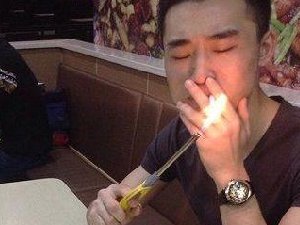 哥们这打火机够高科技啊