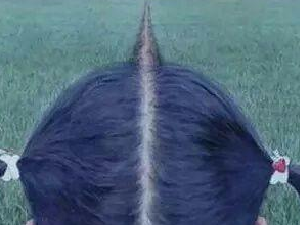 妹子这个头发真的逆天了哈哈