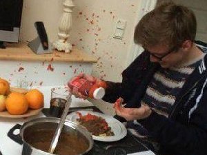 吃个泡面 看着现场怎么那么血腥